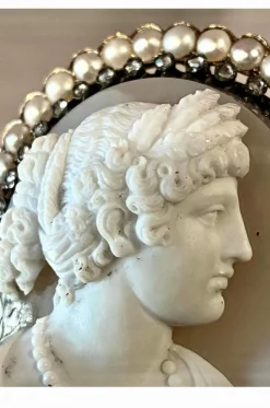 Exceptionnelle broche en or jaune camée sur agate représentant Caroline Murat 19e