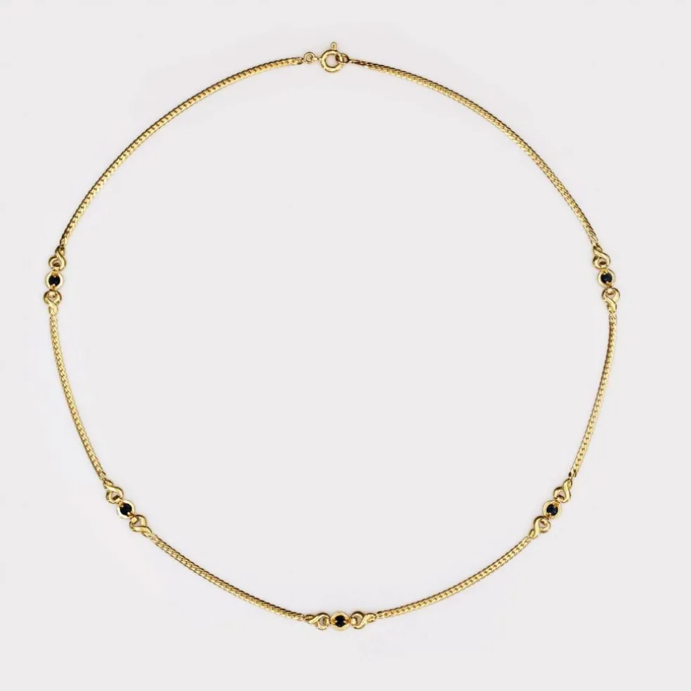 Fin collier or maille gourmette plat et ses motifs avec saphirs