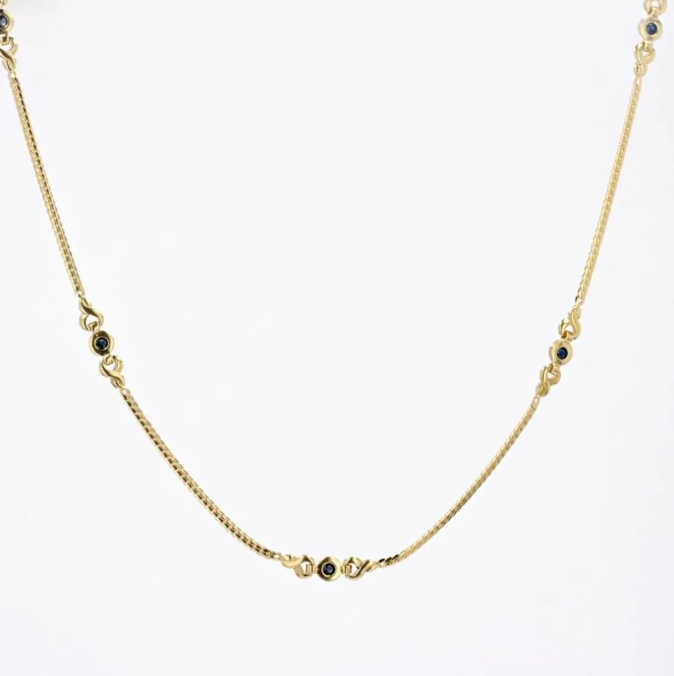 Fin collier or maille gourmette plat et ses motifs avec saphirs