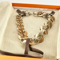 HERMÈS-VIREVOLTE Collier en métal palladié et veau Swift marron