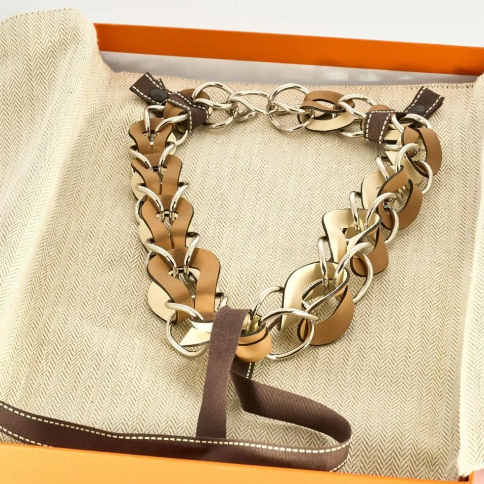 HERMÈS-VIREVOLTE Collier en métal palladié et veau Swift marron