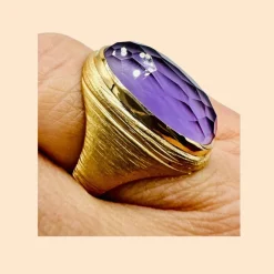 Importante bague en or 18 carat sertie d'une améthyste facettée