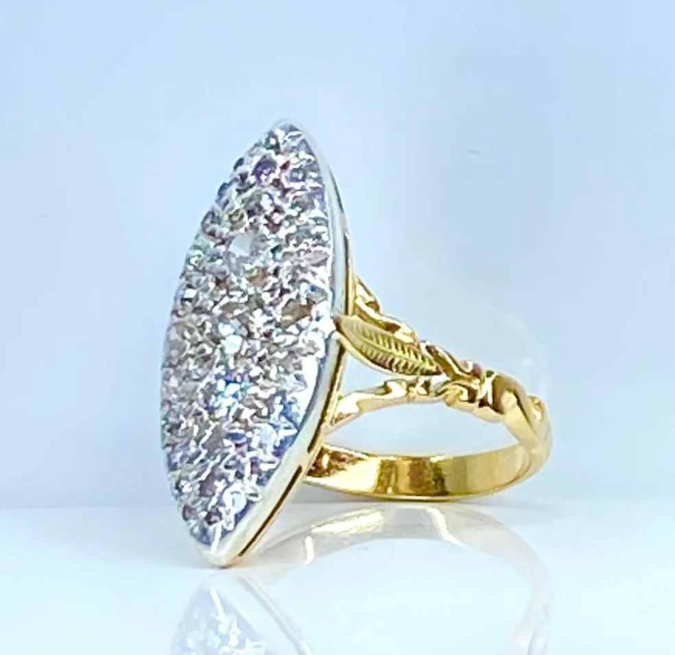 Importante bague marquise en or 18 carats et platine sertie de diamants