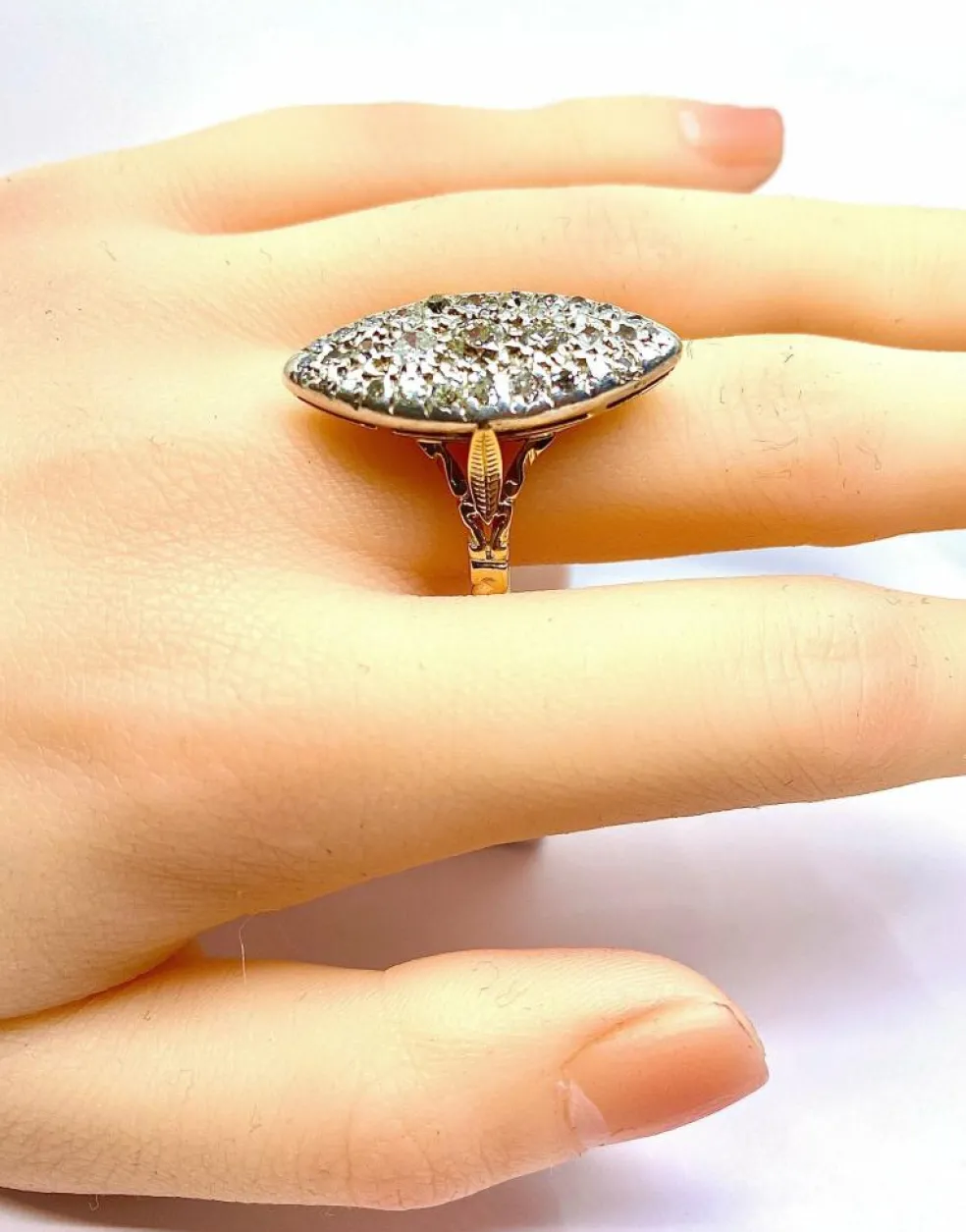 Importante bague marquise en or 18 carats et platine sertie de diamants