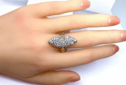 Importante bague marquise en or 18 carats et platine sertie de diamants