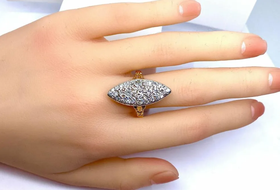 Importante bague marquise en or 18 carats et platine sertie de diamants