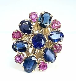 Importante bague or jaune, 7 saphirs et 6 rubis
