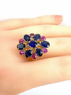 Importante bague or jaune, 7 saphirs et 6 rubis