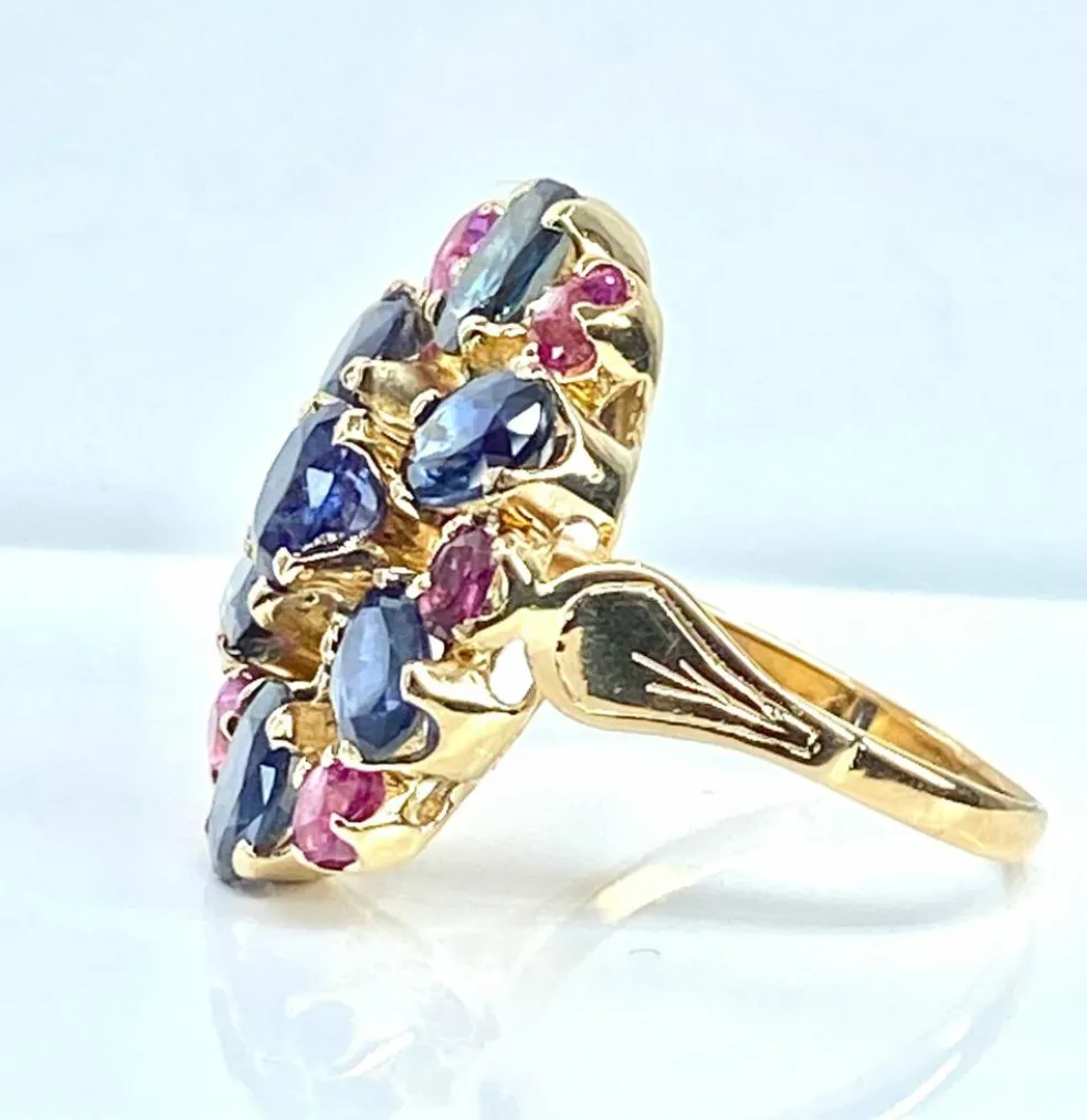 Importante bague or jaune, 7 saphirs et 6 rubis