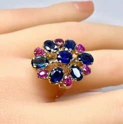 Importante bague or jaune, 7 saphirs et 6 rubis