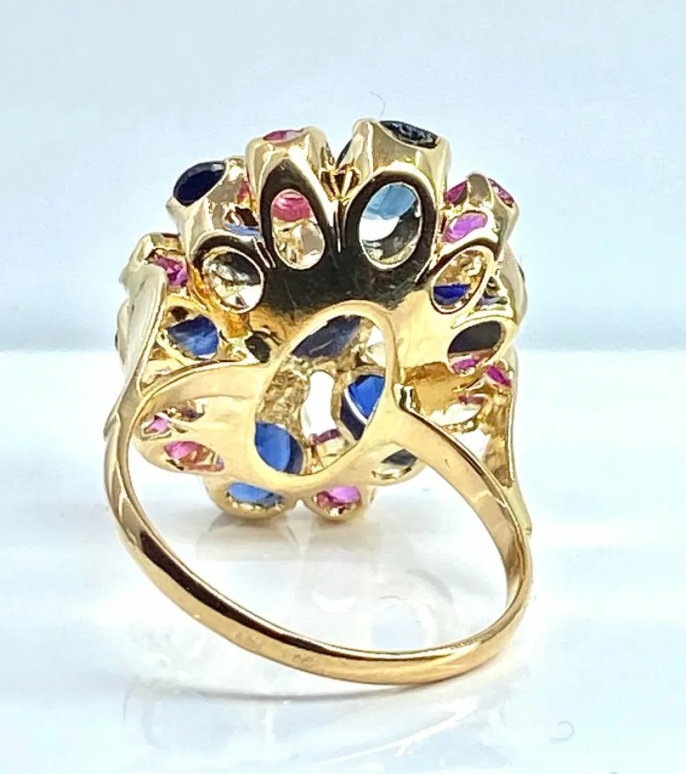 Importante bague or jaune, 7 saphirs et 6 rubis