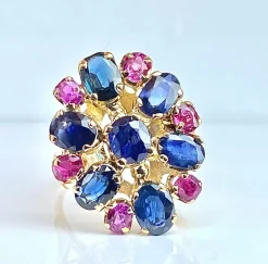 Importante bague or jaune, 7 saphirs et 6 rubis