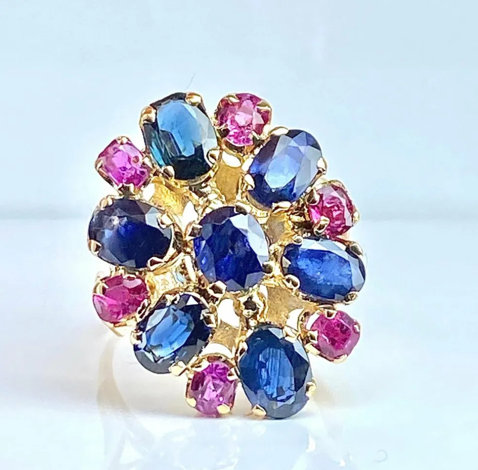 Importante bague or jaune, 7 saphirs et 6 rubis