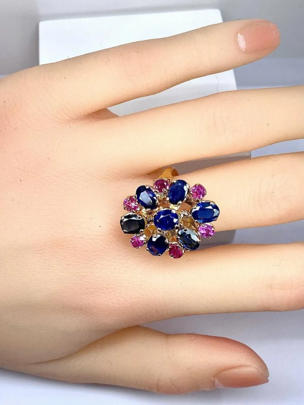 Importante bague or jaune, 7 saphirs et 6 rubis