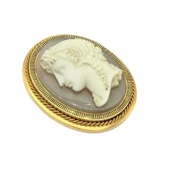 Importante broche camée avec profil de jeune femme monté sur or jaune 18K
