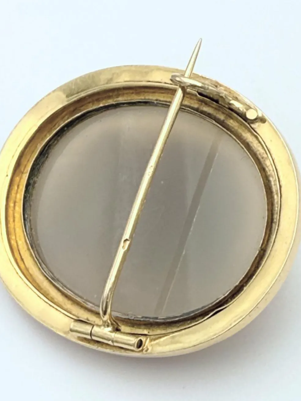 Importante broche camée avec profil de jeune femme monté sur or jaune 18K