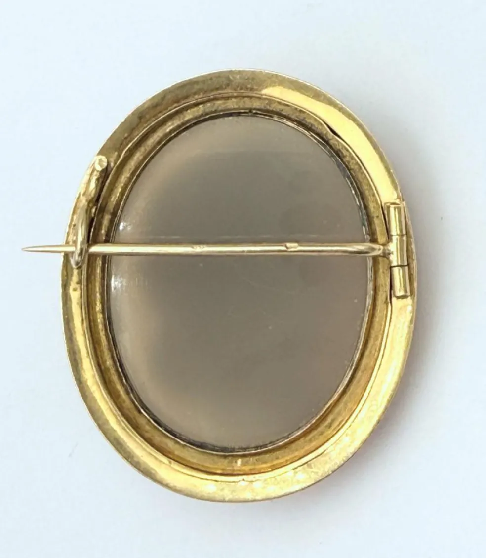 Importante broche camée avec profil de jeune femme monté sur or jaune 18K