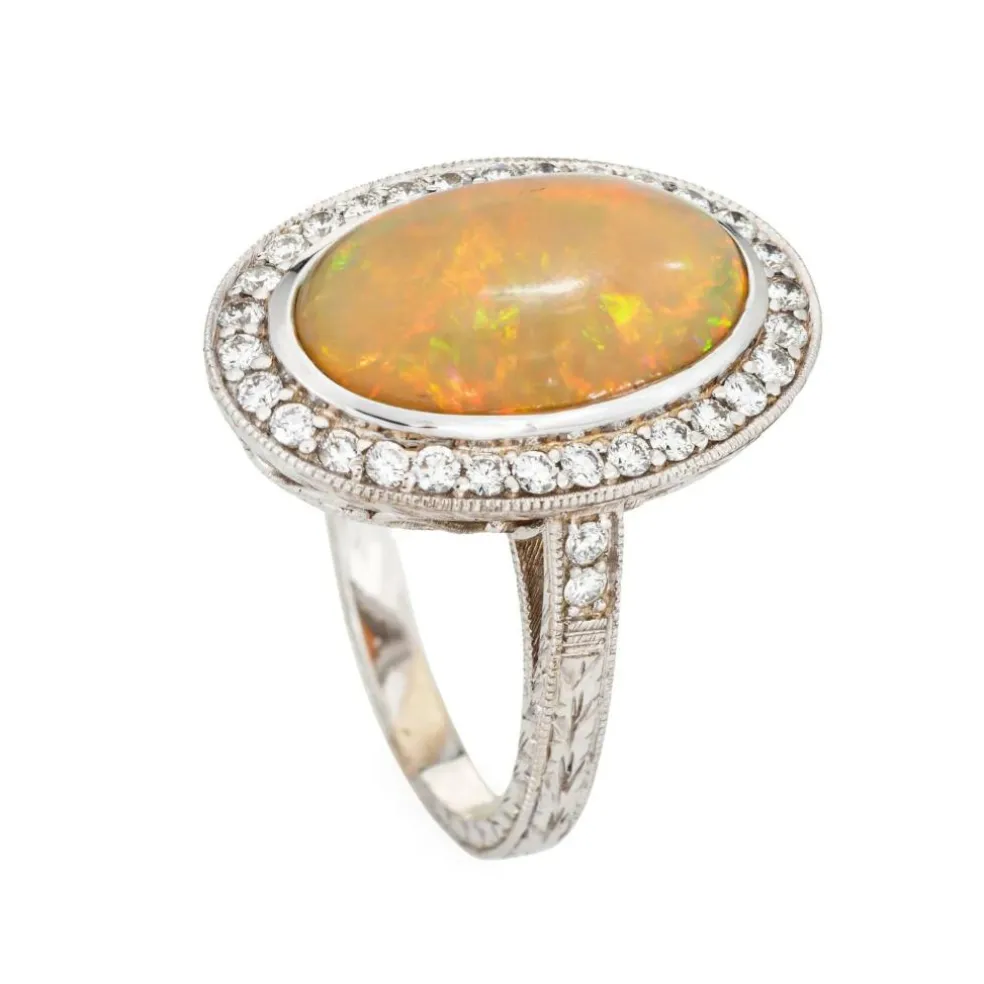 Imposante bague cocktail avec opale et diamants, or blanc