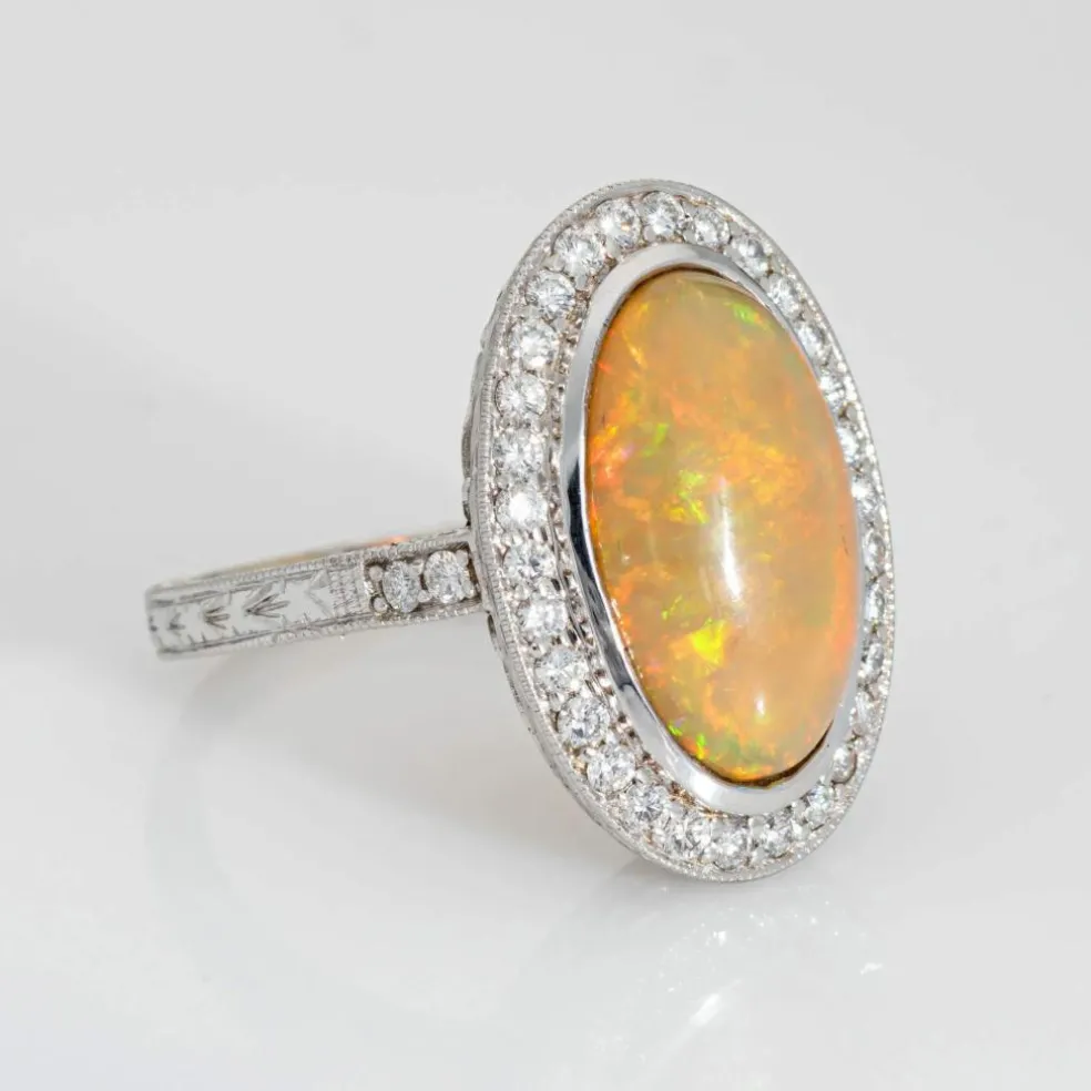 Imposante bague cocktail avec opale et diamants, or blanc