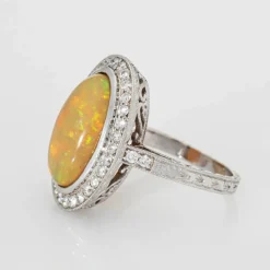Imposante bague cocktail avec opale et diamants, or blanc