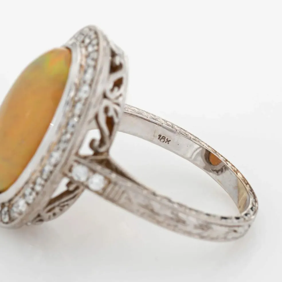 Imposante bague cocktail avec opale et diamants, or blanc