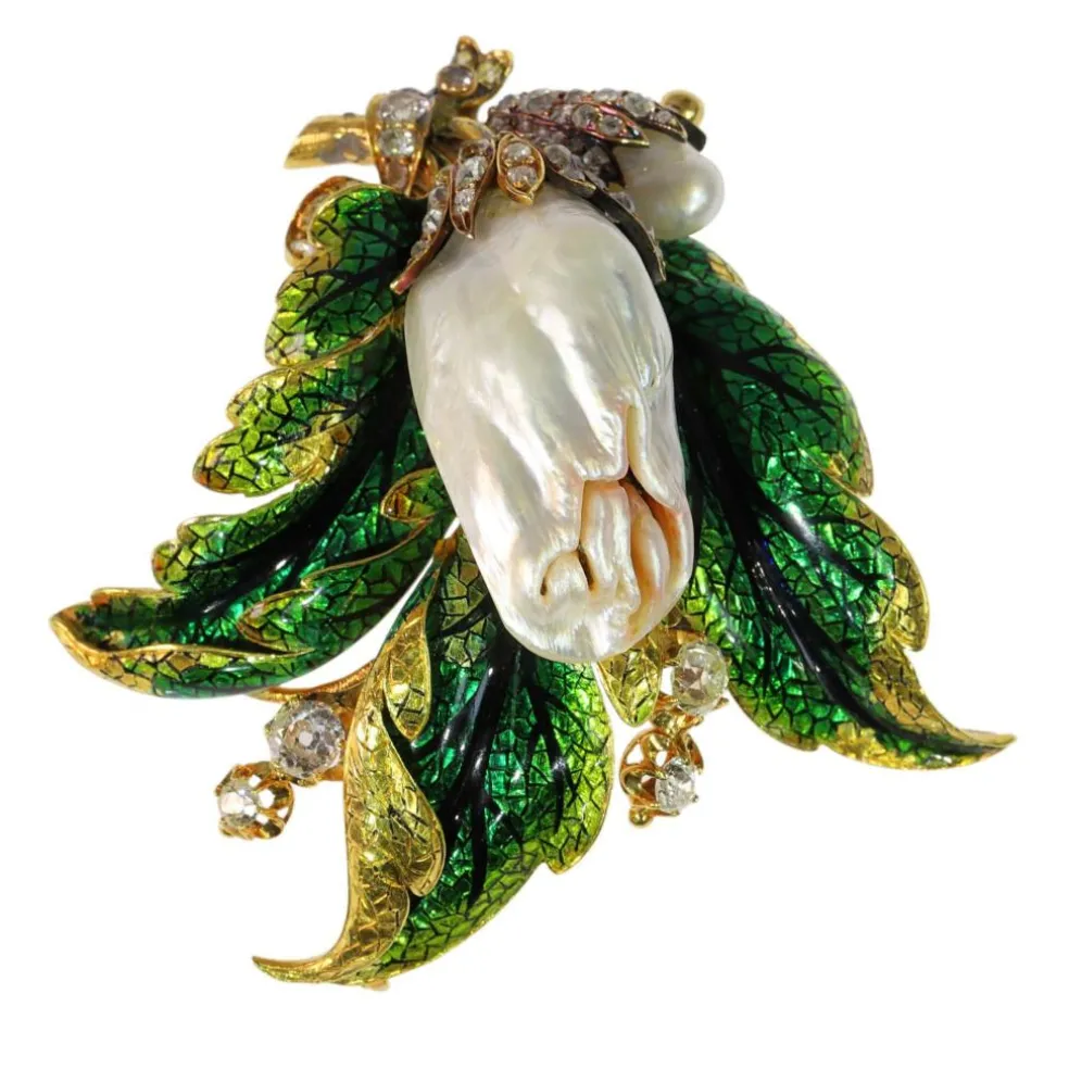 Inoubliable et unique : le charme d'une broche victorienne avec perle et diamants