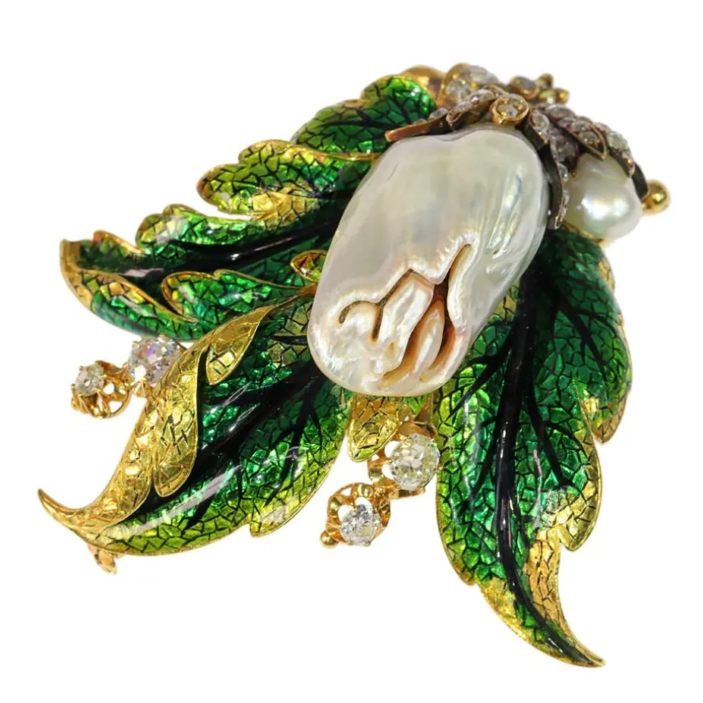 Inoubliable et unique : le charme d'une broche victorienne avec perle et diamants