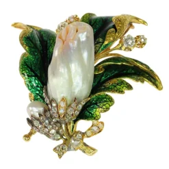 Inoubliable et unique : le charme d'une broche victorienne avec perle et diamants