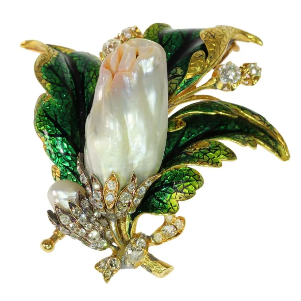 Inoubliable et unique : le charme d'une broche victorienne avec perle et diamants