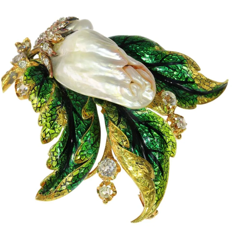 Inoubliable et unique : le charme d'une broche victorienne avec perle et diamants
