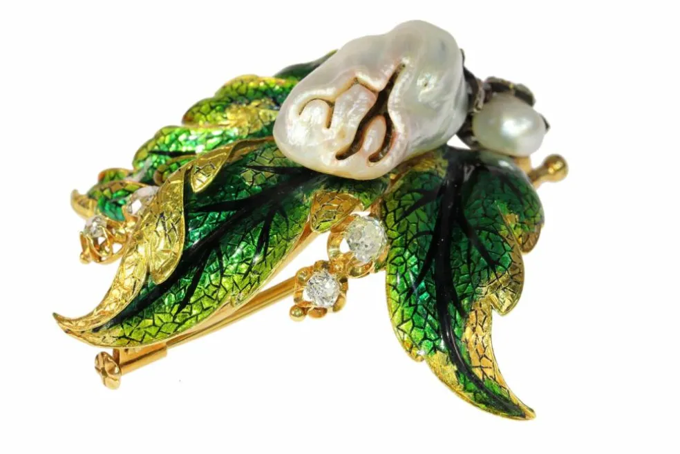 Inoubliable et unique : le charme d'une broche victorienne avec perle et diamants