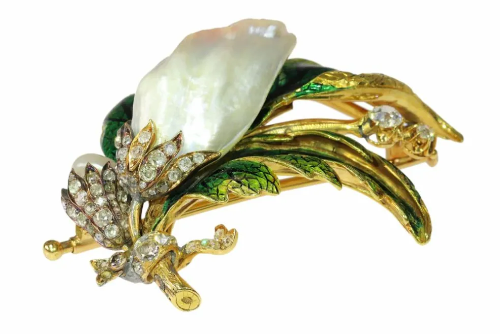 Inoubliable et unique : le charme d'une broche victorienne avec perle et diamants