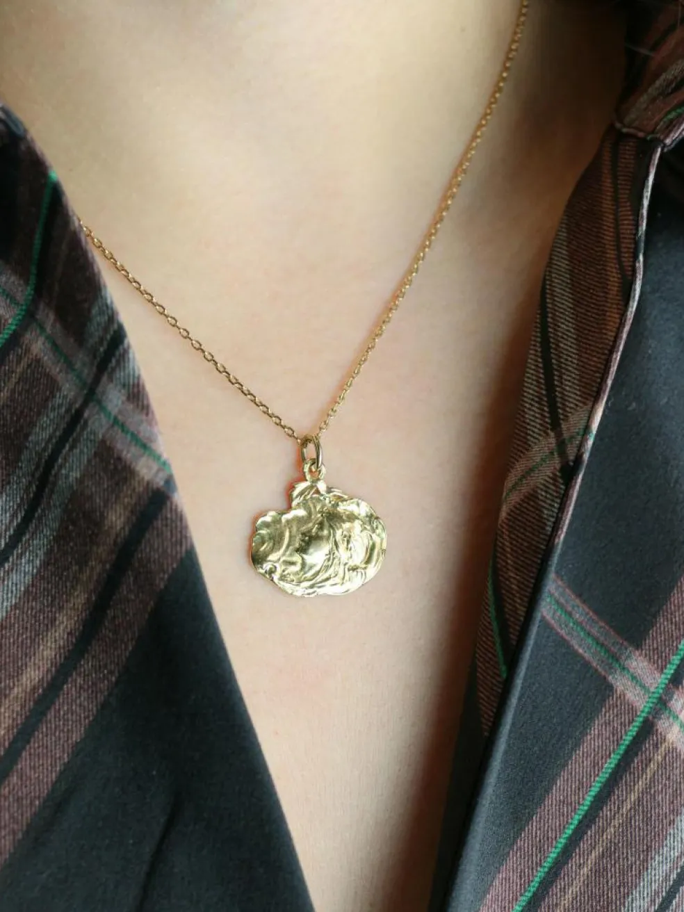 JOE DESCOMPS Médaille femme Art Nouveau or jaune