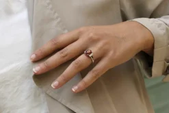 Jolie bague rubis et diamants en or blanc 18k