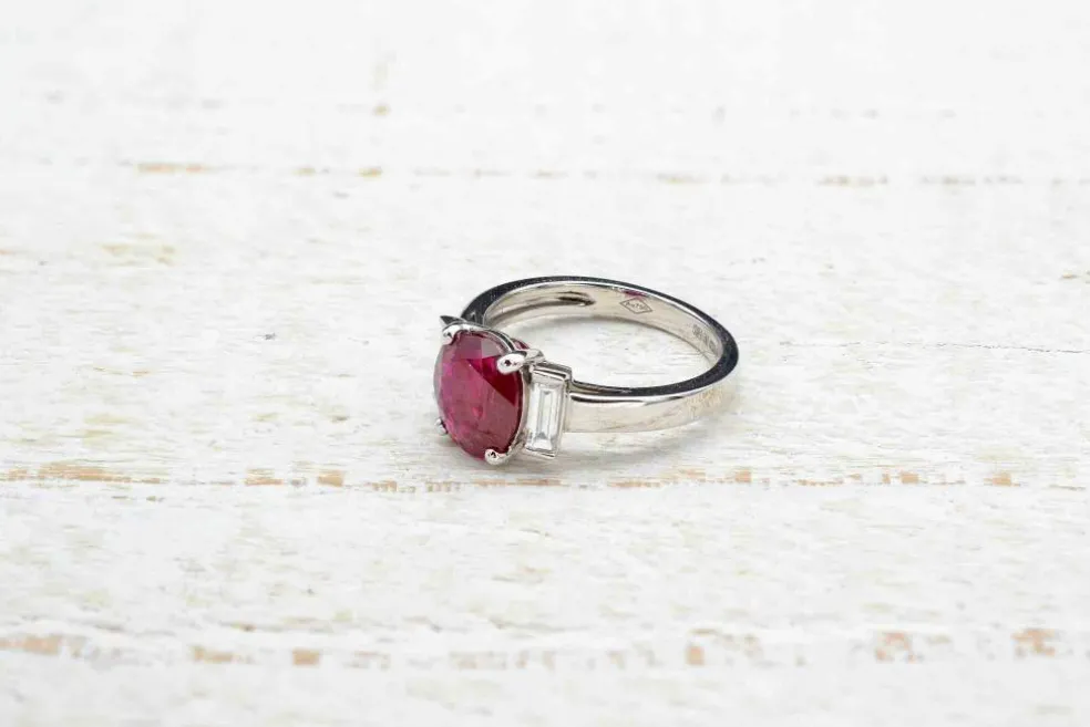 Jolie bague rubis et diamants en or blanc 18k