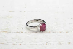 Jolie bague rubis et diamants en or blanc 18k