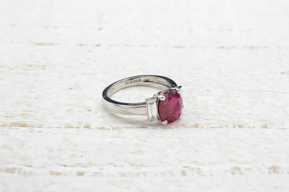 Jolie bague rubis et diamants en or blanc 18k