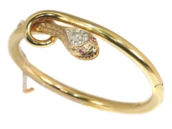 Jonc serti de diamants et de rubis