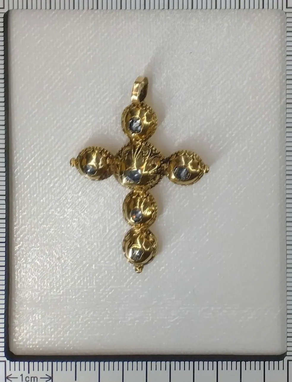 La croix en diamant Ciselé : un joyau unique de l'art baroque