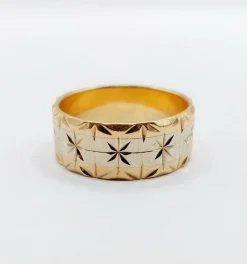 Large bague jonc alliance or rose et gris ciselée de motifs étoilés