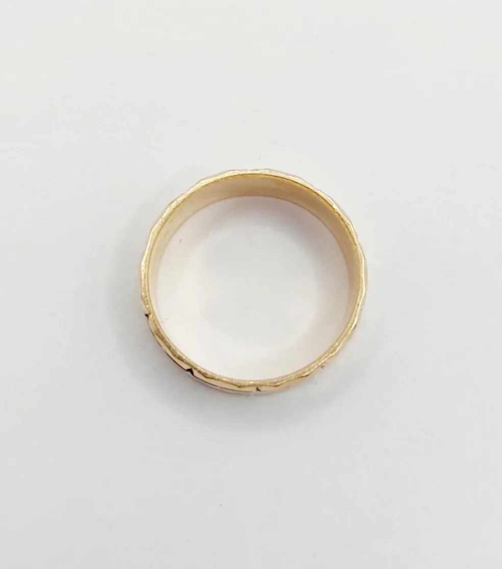 Large bague jonc alliance or rose et gris ciselée de motifs étoilés