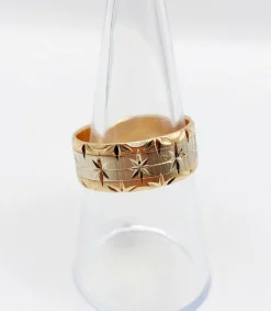 Large bague jonc alliance or rose et gris ciselée de motifs étoilés