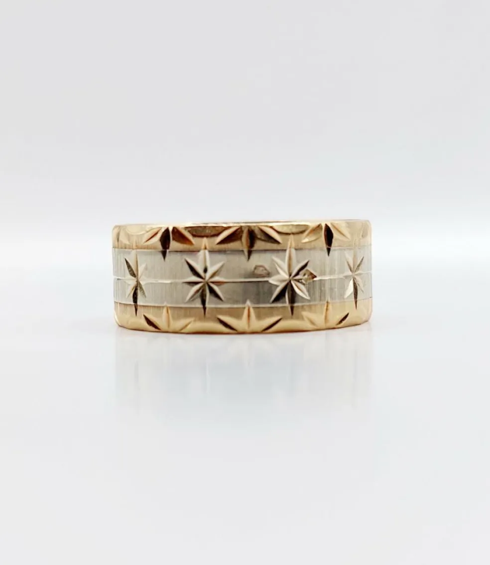 Large bague jonc alliance or rose et gris ciselée de motifs étoilés