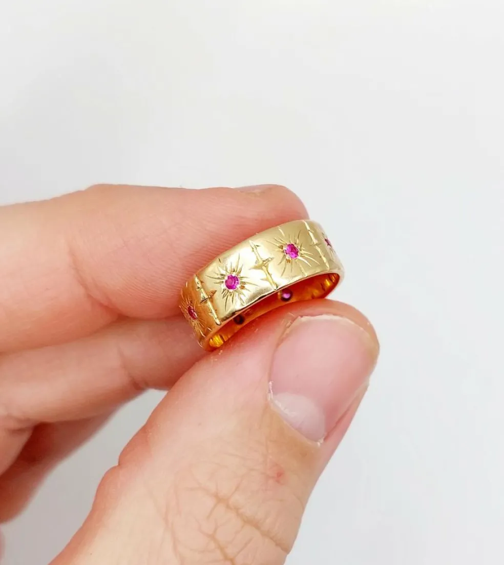 Large bague jonc Art Déco or rose, rubis sertis étoilés (circa 1950)