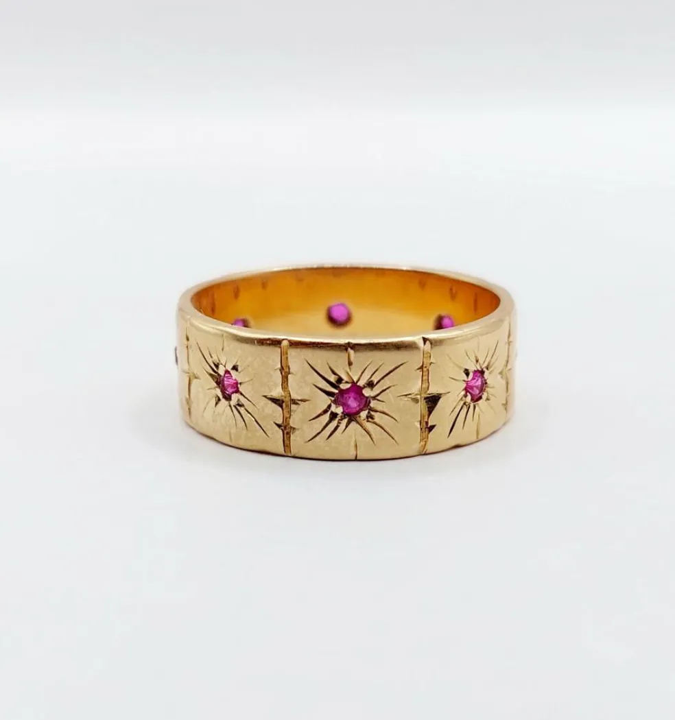 Large bague jonc Art Déco or rose, rubis sertis étoilés (circa 1950)