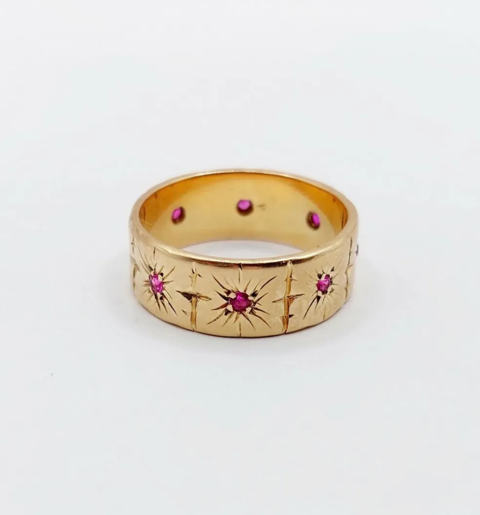 Large bague jonc Art Déco or rose, rubis sertis étoilés (circa 1950)
