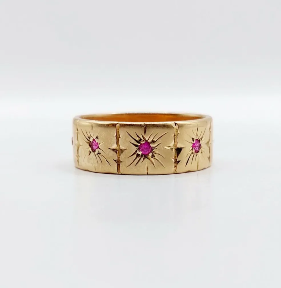 Large bague jonc Art Déco or rose, rubis sertis étoilés (circa 1950)