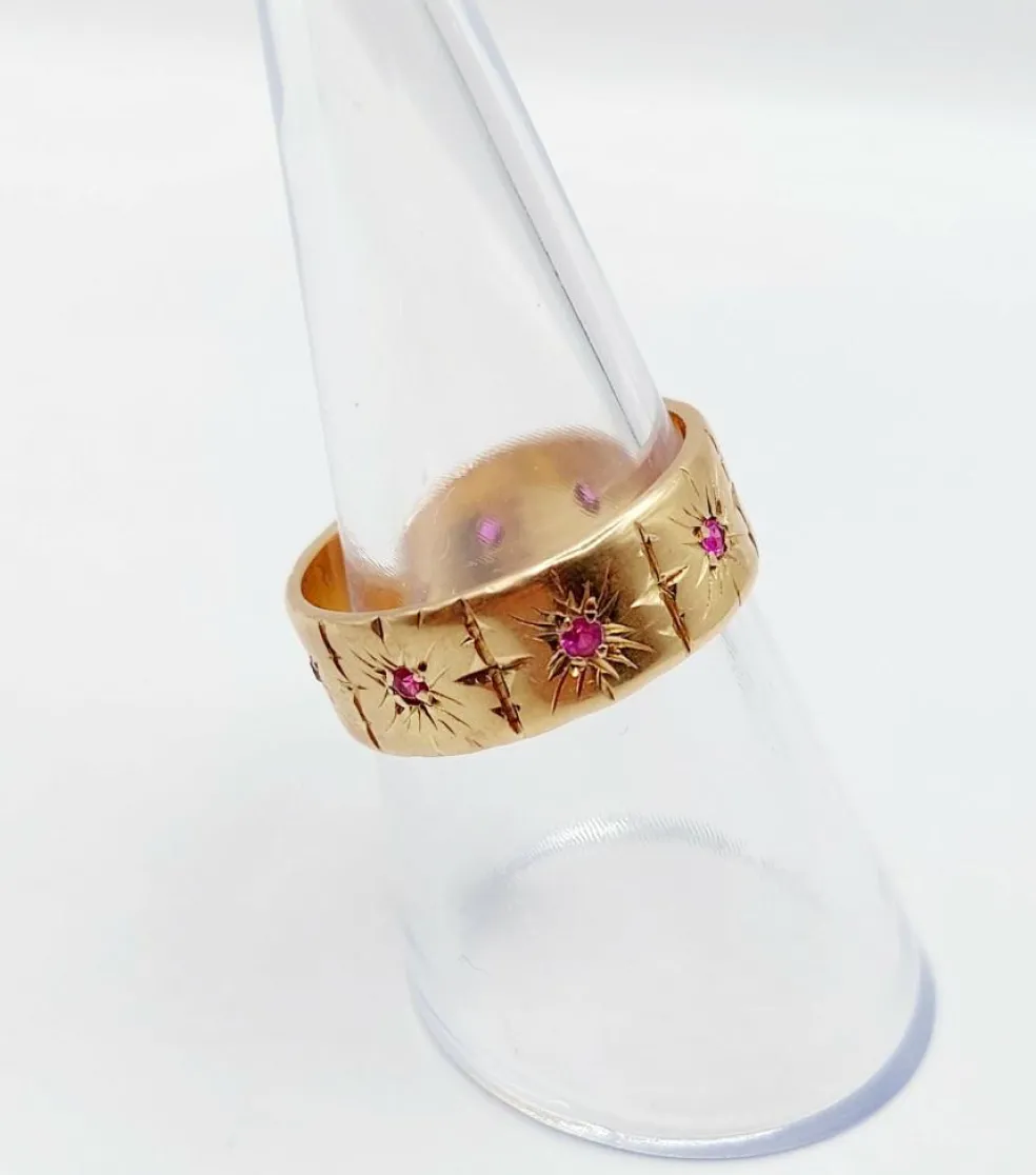 Large bague jonc Art Déco or rose, rubis sertis étoilés (circa 1950)