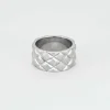 Large bague matelassée en or blanc