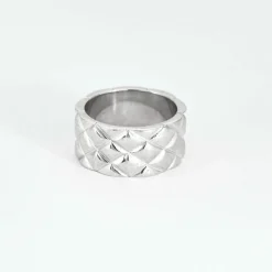Large bague matelassée en or blanc